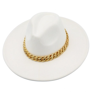 Détail d'un chapeau fedora blanc à larges bords avec une chaîne en métal doré épais