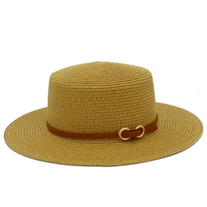 Détail du chapeau de paille à sommet plat avec ruban cuir et boucle dorée