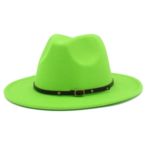 Vue détaillée du chapeau fedora vert néon avec bande noire cloutée et boucle dorée