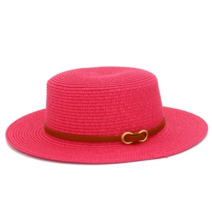 Détails du chapeau de paille rose fuchsia avec bande en cuir marron et boucle dorée