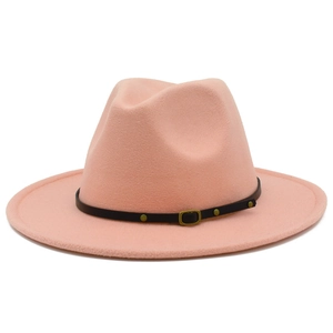 Détail d'un chapeau fedora en laine rose clair avec ruban en cuir et clous dorés