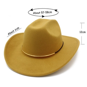 Dettaglio di un cappello da cowboy cammello con misure e fascia decorativa con tubi dorati