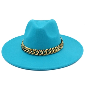Détail du chapeau fedora bleu à large bord avec une chaîne en métal doré décorative