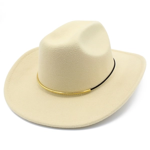 Dettaglio cappello cowboy in feltro beige con decoro dorato e cordino nero in stile minimalista