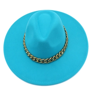Vue détaillée de dessus du chapeau en feutre bleu sarcelle avec chaîne dorée