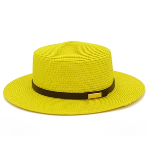 Chapeau de paille canotier jaune vif avec ruban en cuir noir et boucle dorée élégante