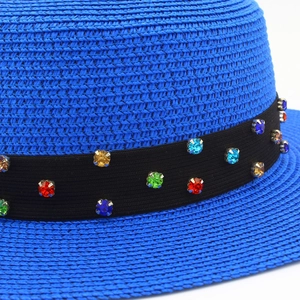 Chapeau de soleil bleu en paille avec bande de strass colorés pour femme en été