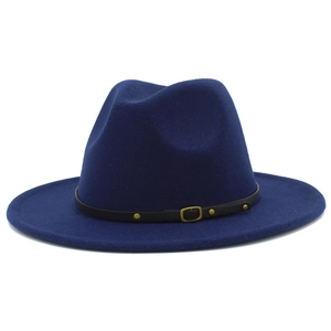 Détail du chapeau fedora en laine bleu marine avec ruban en cuir noir et boucle dorée