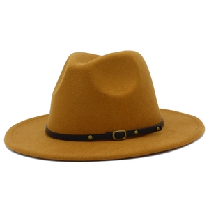 Détail d'un chapeau fedora en laine à large bord avec ruban en cuir et rivets dorés