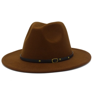 Détail du chapeau fedora en laine marron avec ruban en similicuir noir et boucle dorée