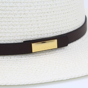 Chapeau de soleil en paille blanche avec bande en cuir marron et boucle dorée