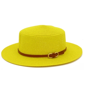 Détails du tissage d'un chapeau canotier jaune avec ruban en cuir et boucle dorée