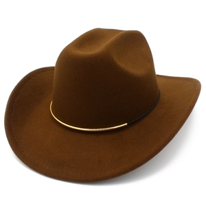 Dettaglio cappello cowboy in feltro marrone scuro con fascia in metallo oro e nero
