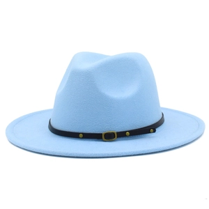Détail du chapeau fedora en laine bleu ciel avec ruban en cuir noir et boucle