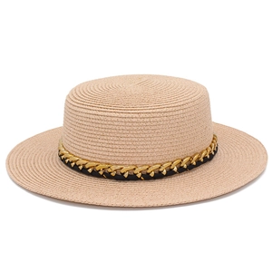 Détail d'un chapeau de paille avec ruban noir élégant et chaîne métallique dorée chic