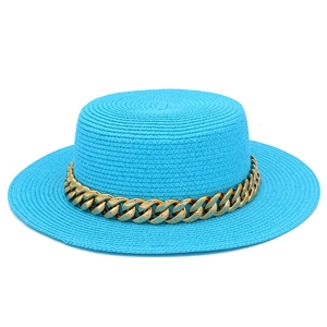 Détail du chapeau de paille bleu avec chaîne cubaine dorée et texture tissée fine