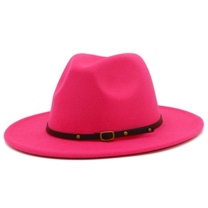 Détail du chapeau fedora en laine rose avec bandeau en cuir noir et boucle dorée