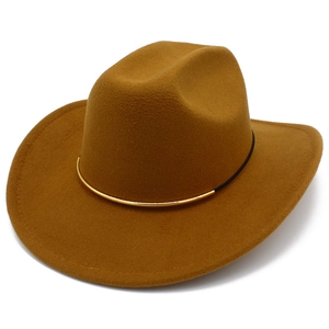 Dettaglio cappello cowboy in feltro marrone con decoro in metallo dorato e nastro