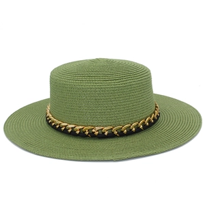 Vue détaillée d'un chapeau canotier vert olive avec tissage fin et chaîne dorée