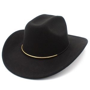Dettaglio del cappello da cowboy in feltro nero con elegante barra in metallo dorato