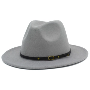 Détail du chapeau Fedora en laine gris clair avec sangle en cuir noir et rivets dorés