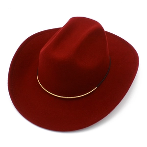 Vista dettagliata di un cappello fedora in feltro bordeaux con tesa larga e bordo dorato