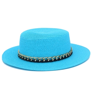 Vue détaillée du tissage du chapeau canotier bleu clair avec chaîne dorée et ruban noir