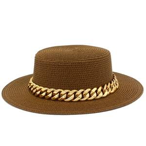Texture détaillée d'un chapeau de paille avec une élégante chaîne dorée décorative
