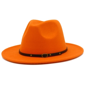 Détail d'un chapeau fedora orange vif avec une bande en cuir noir et une boucle dorée