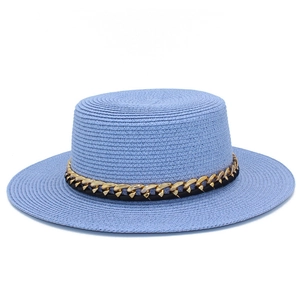 Chapeau canotier bleu clair avec chaîne dorée élégante et ruban noir pour plage et extérieur
