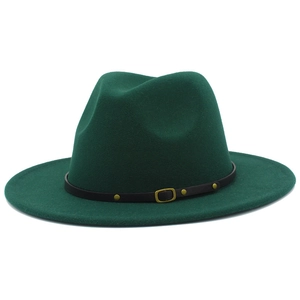 Détail du chapeau fedora en laine vert foncé avec ceinture noire et boucle dorée