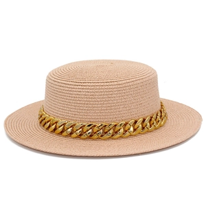 Chapeau canotier chic en paille pour femme avec un ruban décoratif en chaîne dorée