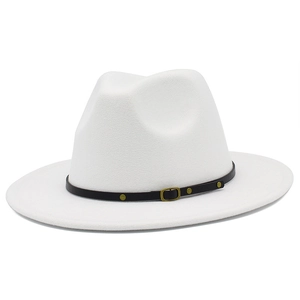 Détail d'un chapeau fedora en laine blanche avec ruban noir et rivets dorés brillants