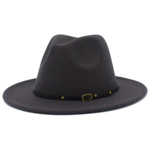 Détails d'un chapeau fedora en laine gris foncé avec bande en cuir noir et boucle dorée