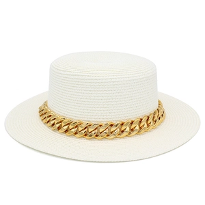 Vue détaillée du chapeau canotier blanc avec décoration de chaîne à maillons dorés