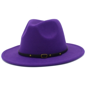 Détail d'un chapeau fedora en laine violette avec bandeau en cuir noir et boucle dorée