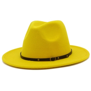 Vue détaillée du chapeau fedora jaune en laine avec bande en similicuir brun et boucle