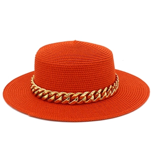 Chapeau de paille orange à bord large avec une chaîne dorée décorative élégante