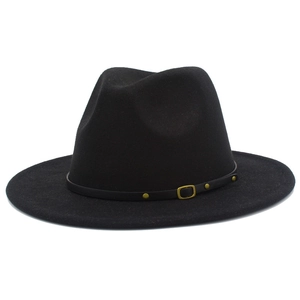 Détail du chapeau en laine noire avec bande en cuir et boucles métalliques dorées chic