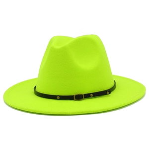 Vue détaillée du chapeau fedora jaune néon avec sangle en cuir noir et clous en bronze