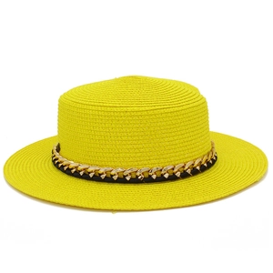 Chapeau de paille canotier jaune vif avec chaîne dorée élégante et ruban noir chic