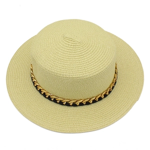 Détail du chapeau de paille à haut plat avec chaîne dorée et texture beige tissée