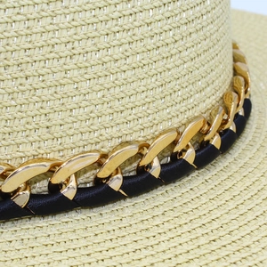 Chapeau de soleil en paille style français avec chaîne dorée et ruban noir chic