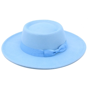 Detail eines hellblauen Wollfilzhuts mit passendem Ripsband und kleiner Schleifenverzierung