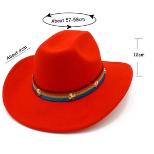 Vue détaillée du chapeau cowboy rouge avec ruban arc-en-ciel et dimensions précises
