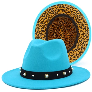 Detail von blauem Wollfilzhut mit Leopardenmuster, schwarzem Band und Perlenverzierung