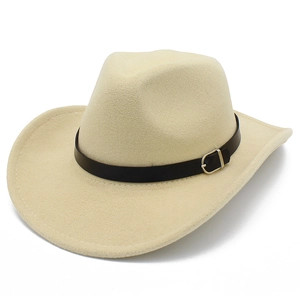Dettaglio di un cappello da cowboy in feltro di lana beige con cintura in pelle e fibbia