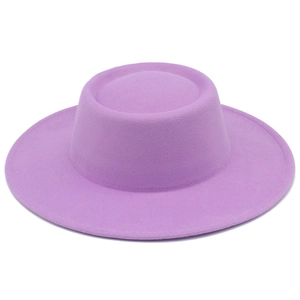 Vue détaillée du dessus du chapeau canotier en feutre violet clair avec coutures précises