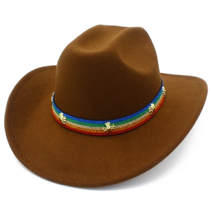 Détail d'un chapeau de cowboy café avec ruban arc-en-ciel et rivets en croix dorés