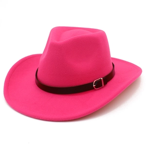Dettaglio di un cappello da cowboy rosa in feltro con cinturino nero e fibbia d'argento